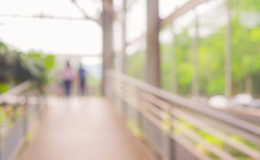 Arka plan kullanımı için açık alanla koridorda yürüyen bulanık insanların görüntüsü. (Klasik ton))