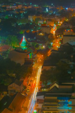 Arka plan kullanımı için Chiang Mai, Tayland 'dan bulanık ışık görüntüsü.