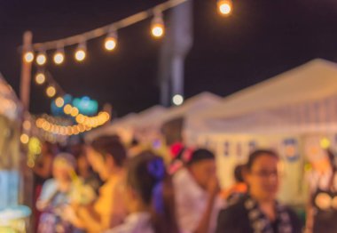 Caddedeki gece festivalinin klasik ton bulanık görüntüsü Bokeh ile bulanık arkaplan .