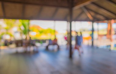 Arka plan kullanımı için açık alanı olan koridorda yürüyen bulanık insanların görüntüsü.