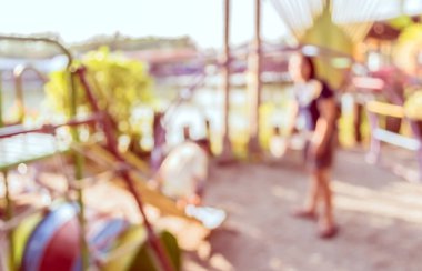 Kamu parkındaki çocuk parkının arka plan kullanımı için soyut bulanık görüntüsü. (Klasik ton))