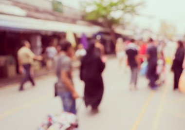 Gündüz pazarında yürüyen insanların bulanık görüntüsü, Bokeh 'le arka planı bulanık. (Klasik ton))