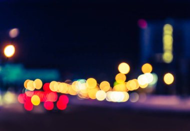 Arka plan kullanımı için gece vakti renkli ışıkları olan bulanık sokak Bokeh 'inin klasik ton görüntüsü .