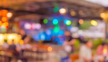 Arka plan kullanımı için akşam vakti açık hava restoranının görüntüsü. (Klasik ton))