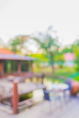 Soyut bulanık açık hava kahve kulübesi görüntüsü gündüz vakti, arka plan kullanımı için bahçede .