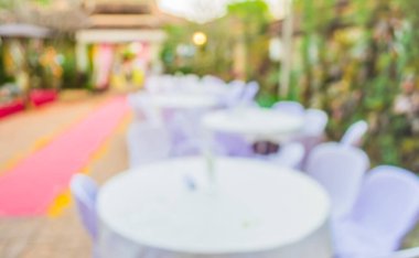 Arkaplan kullanımı için bir açık hava partisi için hazırlanan tablolar ve dekorasyonun bulanık görüntüsü.