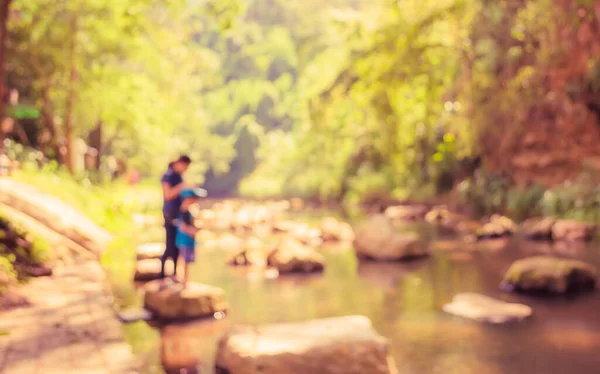 Bild Von Verschwommenen Menschen Flüssen Und Wäldern Tag Zur Hintergrundnutzung — Stockfoto