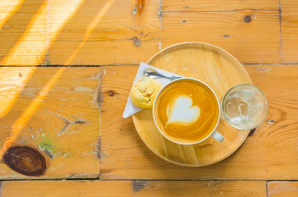 Eski Ahşap Masadaki Beyaz Fincanda Bir Latte Kahve Sanatı — Stok fotoğraf