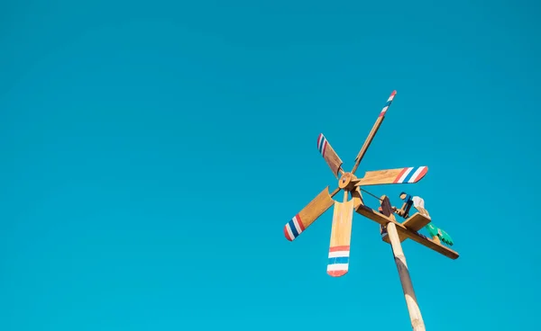 Hölzerne Windmühle Und Blauer Himmel Tagsüber Hintergrund — Stockfoto
