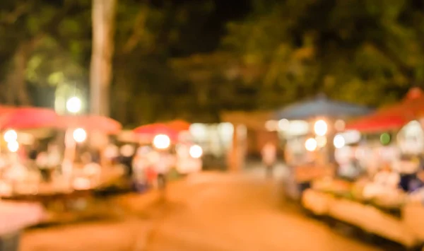 街道上装饰着节日彩灯的模糊背景夜市的图像 复古音 — 图库照片