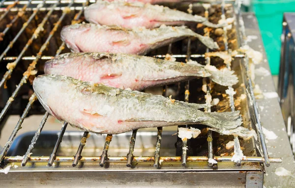 Grillad Klätterabborrefisk Med Grillfest Utomhus — Stockfoto