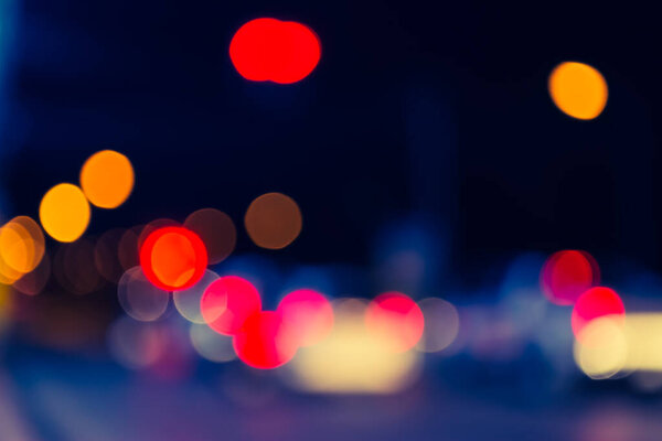 винтажное изображение размытого уличного бокса с цветными огнями в ночное время для фонового использования .