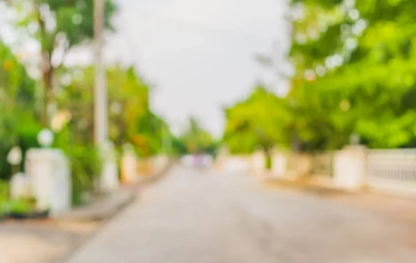 村内道路和房屋的模糊图像 供背景使用 — 图库照片