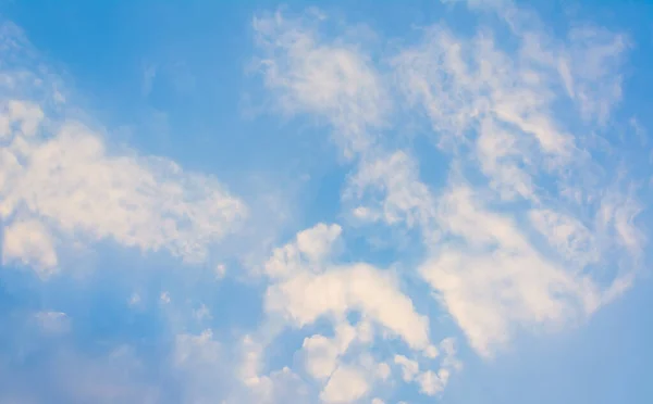 Arkaplan Kullanımı Için Mavi Gökyüzü Beyaz Bulutların Gündüz Görüntüsü — Stok fotoğraf