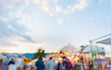 Arkaplan kullanımı için gündüz festivalinin soyut bulanık görüntüsü.