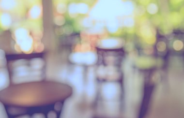 Gündüz vakti Bokeh 'in arka plan kullanımı için kullandığı kafenin ya da restoranın soyut bulanık görüntüsü. (Klasik ton))