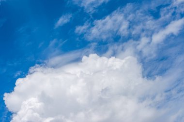 Arkaplan kullanımı için mavi gökyüzü ve beyaz bulutun gündüz görüntüsü.