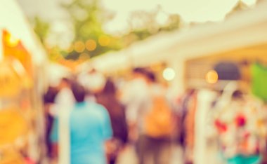 Gündüz festivalinde arka plan kullanımı için yiyecek tezgahının soyut bulanık görüntüsü. (Klasik ton))