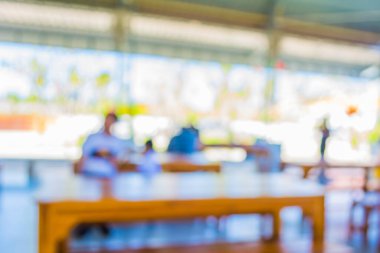 Arkaplan kullanımı için açık alanı olan bulanık kafeterya resmi