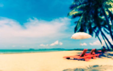 Arka plan kullanımı için Bokeh ile plajdaki bulanık güneş yatağı görüntüsü. (Klasik ton))