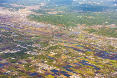 Japon banliyölerinin yüksek açılı manzarası da tarım alanına bakıyor