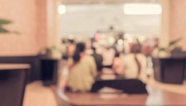 Kafenin arka planında Bokeh imajı var. (Klasik ton))