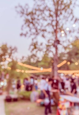 Arka plan kullanımı için Bokeh ile bahçede gündüz festivalinin soyut bulanık görüntüsü. (Klasik ton))