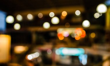 Arka plan kullanımı için alışveriş merkezinin güzel gece lambaları dekorasyonunun soyut bulanık görüntüsü. (Klasik ton))