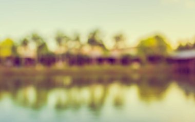 Arka plan kullanımı için göl ve gökyüzünün soyut bulanık görüntüsü. (Klasik ton))