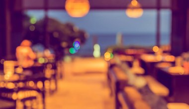 Gece vakti Bokeh 'in arka plan kullanımı için kullandığı Cafe ya da restoranın soyut bulanık görüntüsü. (Klasik ton))