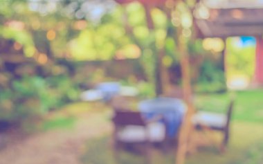 Soyut dış mekan kahve kulübesi görüntüsü gündüz vakti bulanıklaşır, arka plan kullanımı için bahçede. (Klasik ton))