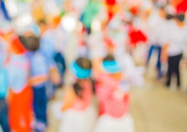 Arkaplan kullanımı için okul etkinliğindeki insanların soyut bulanık görüntüsü .