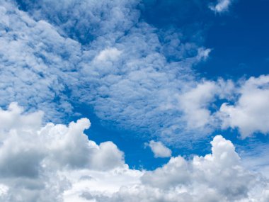 Arkaplan kullanımı için mavi gökyüzü ve beyaz bulutun gündüz görüntüsü.