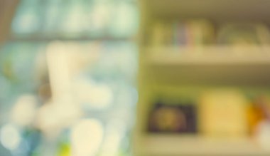 Arkaplan kullanımı için kitap rafının ve pencerenin bulanık görüntüsü. (Klasik ton))