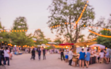 Arka plan kullanımı için Bokeh ile birlikte gündüz festivalindeki yemek tezgahının soyut bulanık görüntüsü. (Klasik ton))