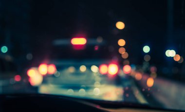 Arka plan kullanımı için yağmurda araba kullanan insanların klasik ton bulanıklığı görüntüsü. (içeriden fotoğraf çek)