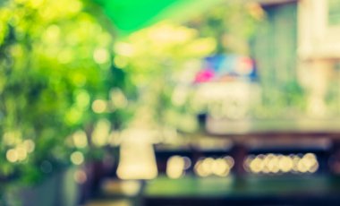 Soyut bulanık açık hava kahve kulübesinin gündüz vakti arka plan kullanımı için görüntüsü. (Klasik ton))