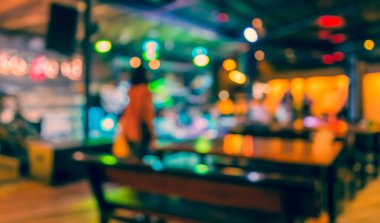 Arka plan kullanımı için gece vakti bulanık restoran görüntüsü. (Klasik ton))