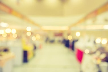 Geniş ve modern salondaki panayırda arka plan için bulanık bir kabin..