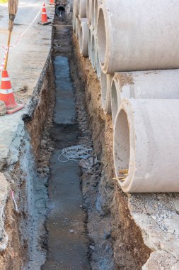 İnşaat alanı drenajı orada yeni bir su borusu var..