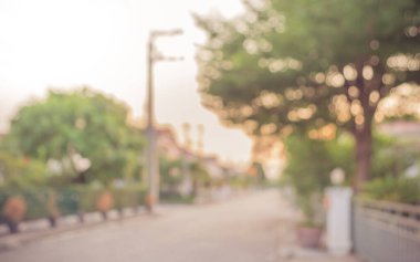 Arka plan kullanımı için köydeki yol ve evin soyut bulanık görüntüsü. (Klasik ton))