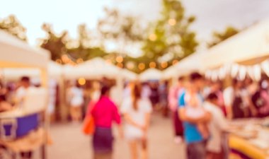 Gündüz festivalinde arka plan kullanımı için yiyecek tezgahının soyut bulanık görüntüsü. (Klasik ton))