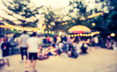 Arka plan kullanımı için Bokeh ile bahçede gündüz festivalinin soyut bulanık görüntüsü. (Klasik ton))