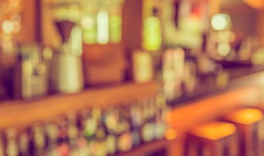 Arka plan kullanımı için Bokeh ile restorandaki bulanık ahşap tezgah barının klasik ton görüntüsü .