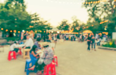 Arka plan kullanımı için Bokeh ile bahçede gündüz festivalinin soyut bulanık görüntüsü. (Klasik ton))