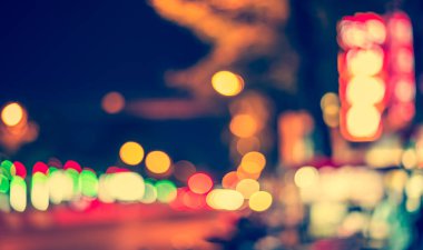 Arka plan kullanımı için gece pazarındaki gıda tezgahının soyut bulanık görüntüsü. (Klasik ton))