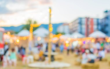 Arkaplan kullanımı için gündüz festivalinin soyut bulanık görüntüsü.