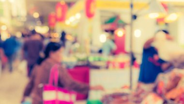 Arka plan kullanımı için kapalı pazar yerindeki yiyecek tezgahının soyut bulanık görüntüsü. (Klasik ton))