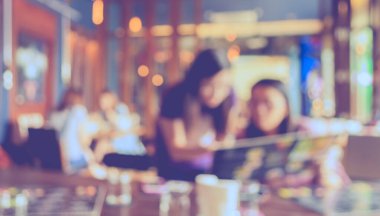Arka plan kullanımı için Bokeh 'li bir restoran ya da kahve dükkanının bulanık görüntüsü. (Klasik ton))