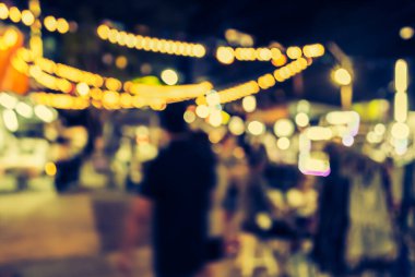 Caddedeki gece festivalinin bulanık görüntüsü Bokeh ile bulanık arkaplan. (Klasik ton))